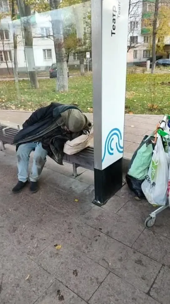 Москва. Будни. На остановке спит бомж. Подложив под голову блютус-колонку(!!!), из которой орет MANOWAR