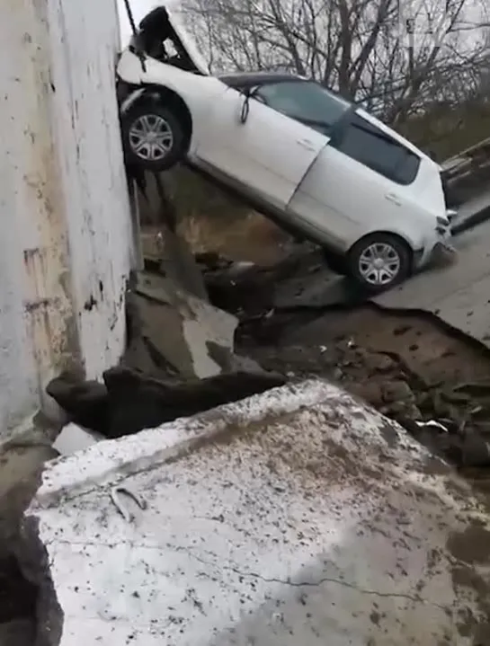 В Подмосковье мост рухнул с ехавшей по нему машиной