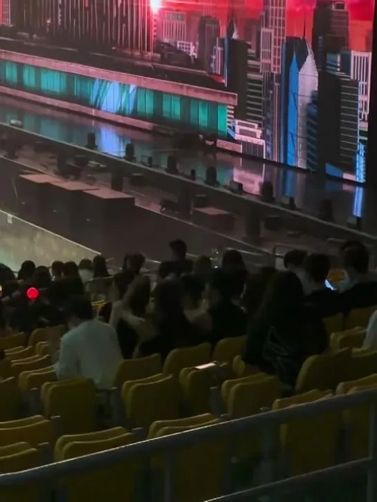 Mijoo spotted watching INFINITE’s concert with Jangjun