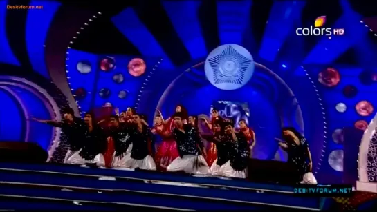 Мадхури танцует на шоу UMANG 2012! (Madhuri Dixit performance in Umang)