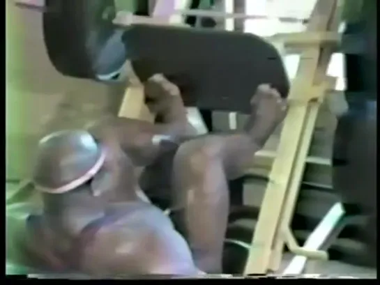 Sergio_Oliva_Training_Thighs_and_Hamstrings