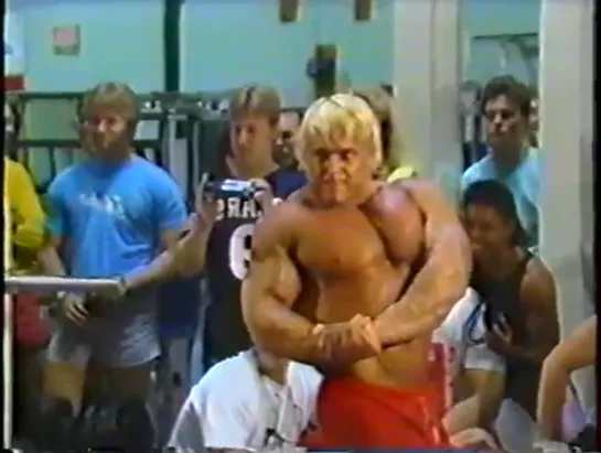 Tom Platz muscle camp posing