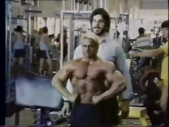 Tom Platz at Gold's gym posing with Lou Ferrigno