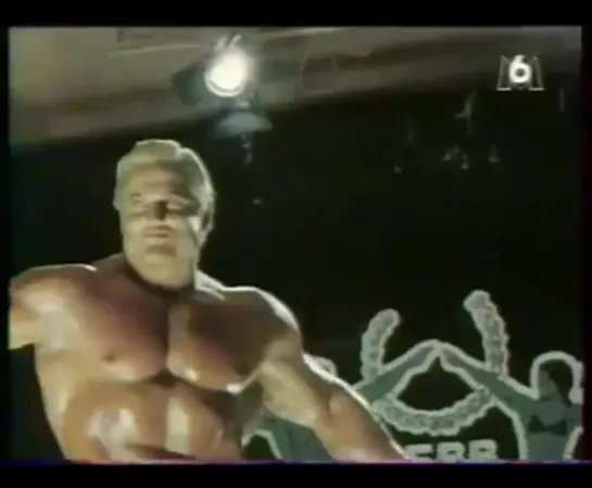 Tom Platz - guest posing in the movie 'Biceps business'