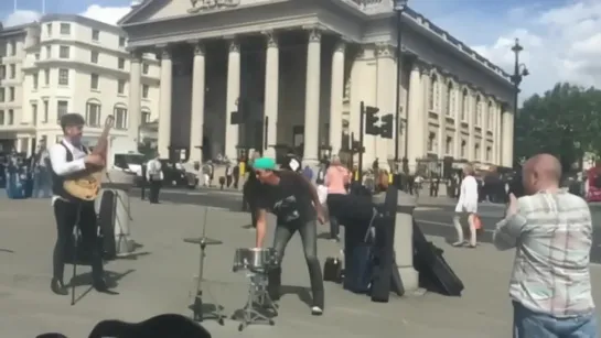 Chad Smith busking in London