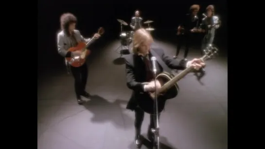 Tom Petty And The Heartbreakers - I Wont Back Down (Official Music Video)