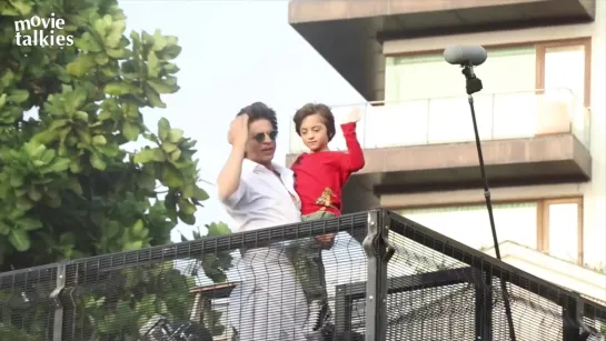 Shahrukh Khan  Abram Wishes Eid Mubarak To Fans Outisde Mannat