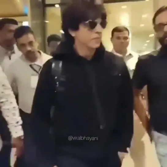 SRK arrives at Mumbai airport