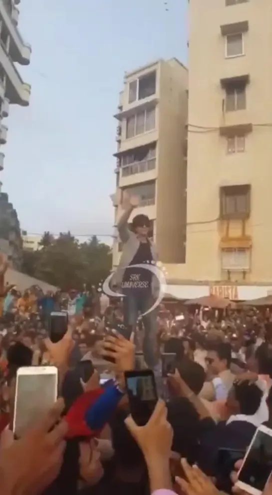 FAN love at its best ️ - King Khan waving to all the FANs as he is surrounded by