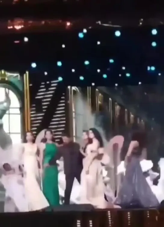 @iamsrk performs with #JanhviKapoor and #SaraAliKhan at #FilmfareAwards2019