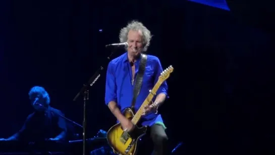 Keith Richards messes up intro to Happy