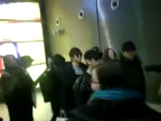 120207 T-ARA; U-KISS; BEAST; Sistar - Roissy Charles de Gaulle (Paris)