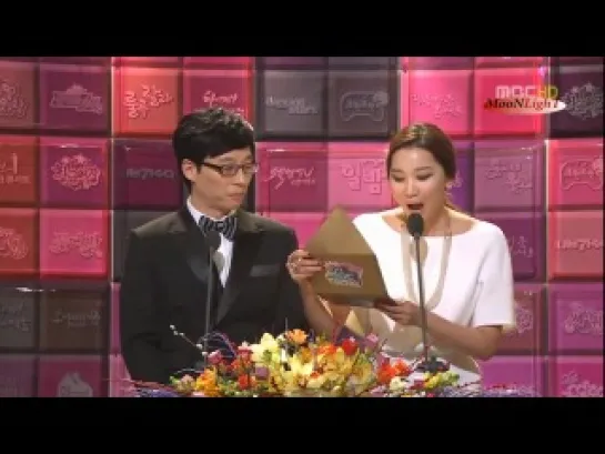 [11.12.29] Eunjung wins the rookie award for her appearance in 'We Got Married'