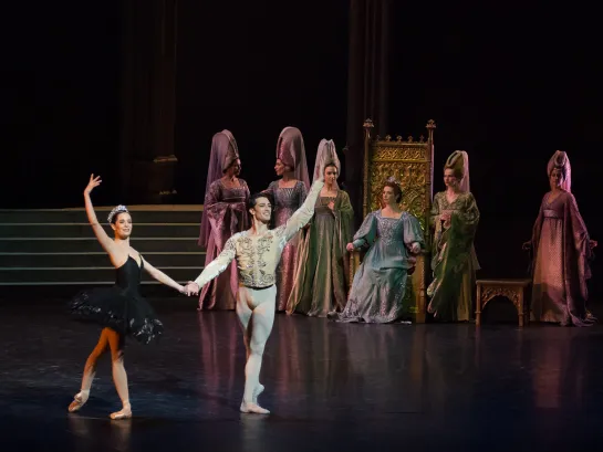 Swan Lake [by Nureyev after Petipa] - Amandine Albisson, Mathieu Ganio, François Alu - Ballet de l'Opéra de Paris - 2016