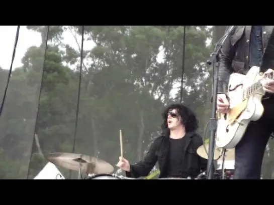 Dead Weather - Hang You From The Heavens [live]