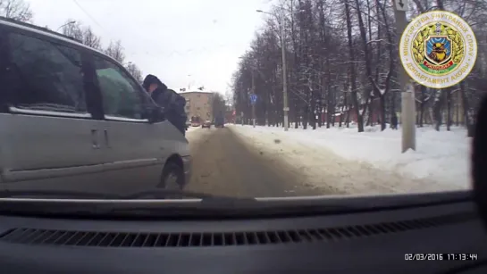 Милиционер выхватил ребенка из-под авто