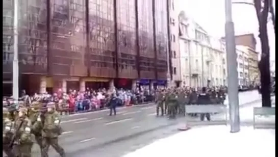 За это видео уволили командира пожарного расчета. Парад в Эстонии 24.02