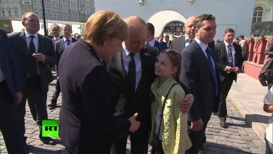 По дороге в Кремль Путин и Меркель сфотографировались с детьми