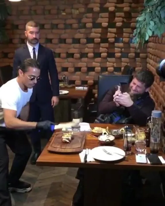 Salt Bae кормит Кадырова с ножа