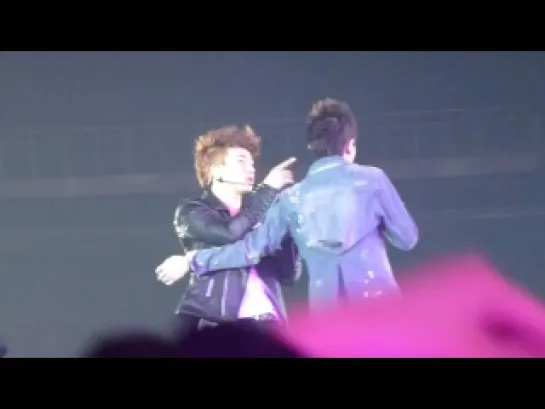 [FANCAM] 5.02.2012 BEAST - Oasis (YoSeob hug KiKwang) @ Beautiful Show in Seoul