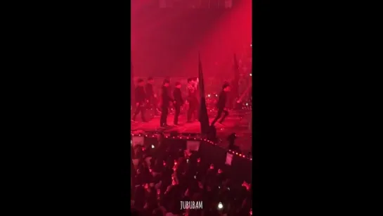 [FANCAM] 180505 Jinyoung & BamBam - King @ Концерт «GOT7 2018 World Tour: Eyes On You» в Сеуле (День 2).