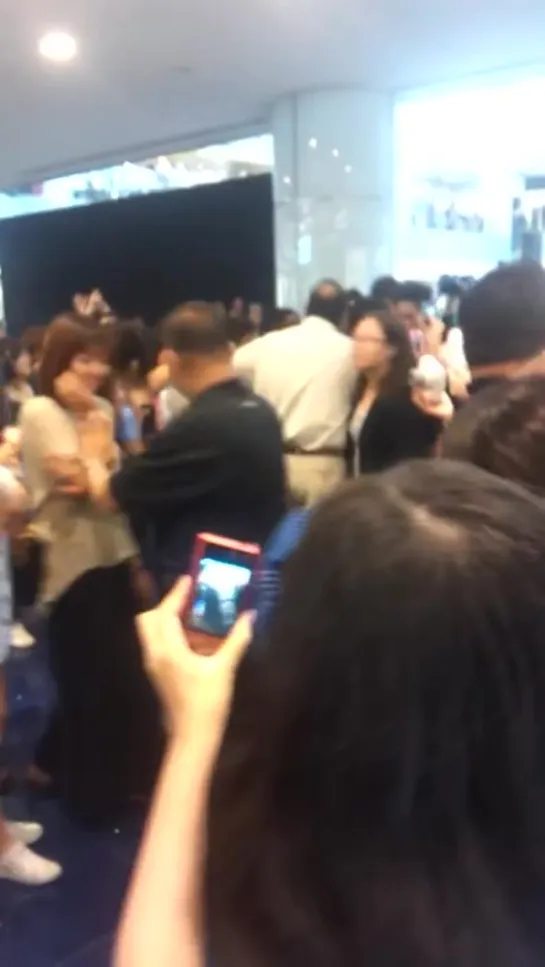 120824 [Fancam] Seung Gi leaving Marina Sq (360p)