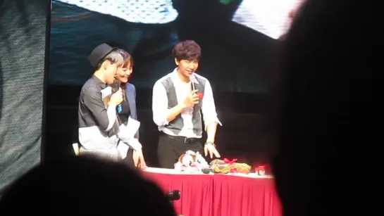 2012.8.25 Tonight With Lee Seung Gi in Singapore...2 fans receiving his gifts (720p)