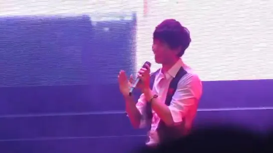 2012.8.25 Lee Seung Gi in Singapore..watching a couple while the guy sings Will You Marry me