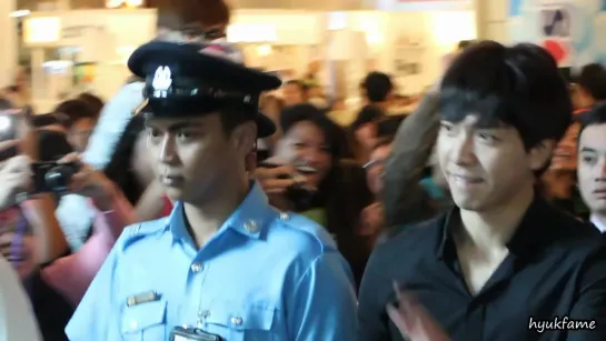 24_08_12 Lee Seung Gi Arrival @ Changi Airport T2 (720p)