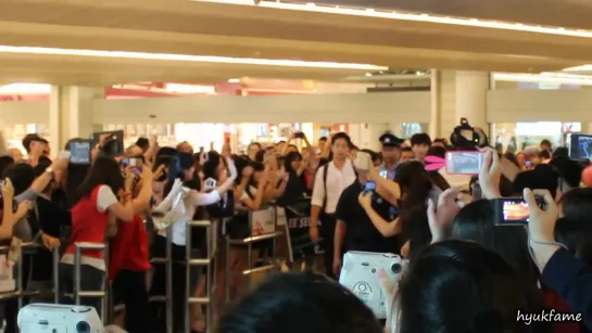 24_08_12 Lee Seung Gi Arrival @ Changi Airport T2 (720p)