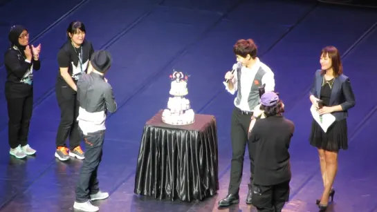 [HD] 250812 Shy  cute Lee Seung Gi cuts cake from Spore fans (720p)