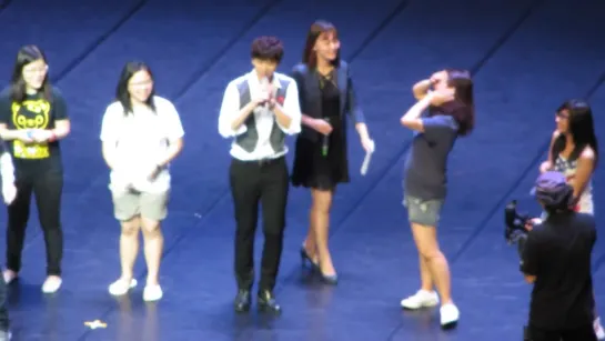 [HD] 250812 Lee Seung Gi teaches dance to fans (720p)