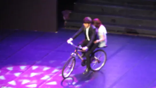 [HD] 250812 Cute Lee Seung Gi - Bicycle ride with Spore fan (720p)