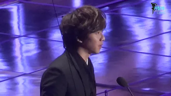 Lee Seung-gI Accepting the Singer of the Year Award for December (@2nd Gaon K-POP Awards) [W65aaX1mbm8]