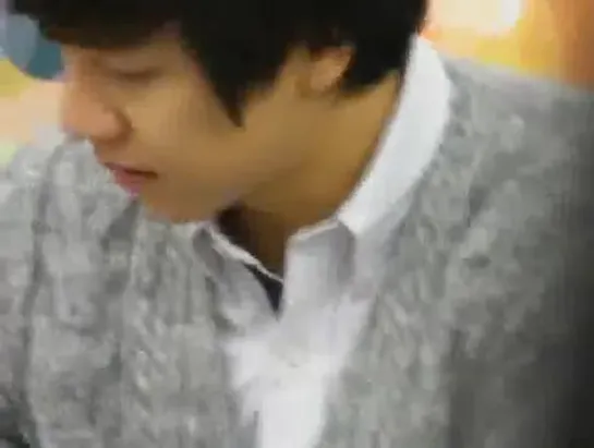 11.11.02 Chung Jung Won Fan Signing #10 - Lee Seung Gi [zC8qt8srYyI]