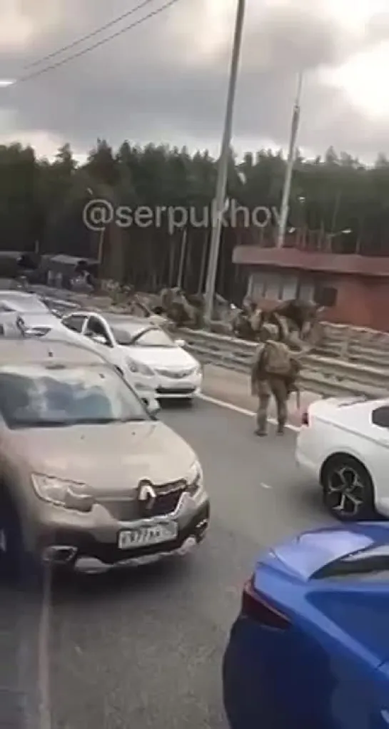 Военные занимают позиции у моста через Оку под Серпуховом, где проходит трасса М2 «Крым» в сторону Москвы