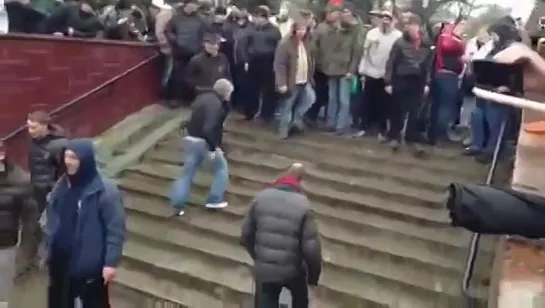 Украина. Вот так поступают люди с бандеровцами в Харькове (13.04.2014)