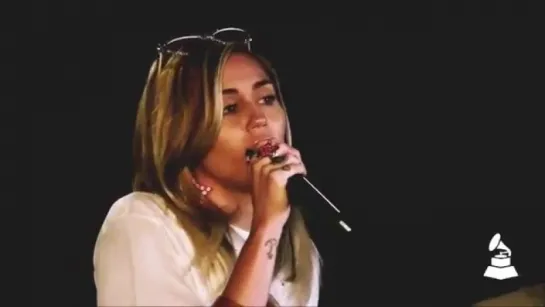 Miley performando “Malibu” para a Academia do Grammy