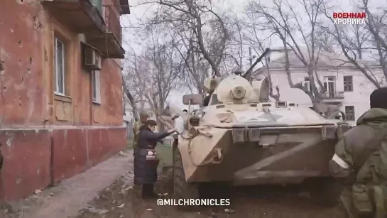 Операция по эвакуации людей в Мариуполе: российские военнослужащие спасают жителей, рискуя собой