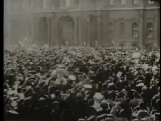 Newsreel. Saint-Petersburg. Palace square in July 1914