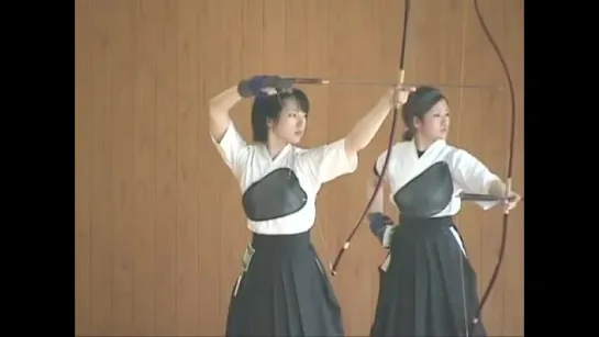 Girls doing Japanese Archery - Yumi 弓道