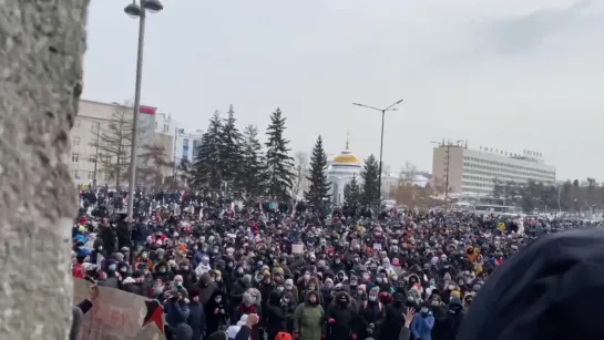 Иркутск у здания администрации скандирует "Мы не уйдем!" [NR]