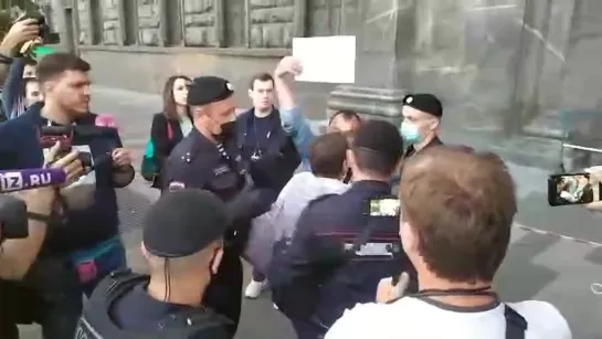 Полиция начала задерживать участников пикетов в поддержку Навального в Москве [NR]