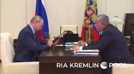 Сечин подарил Путину бутылку нефти [NR]