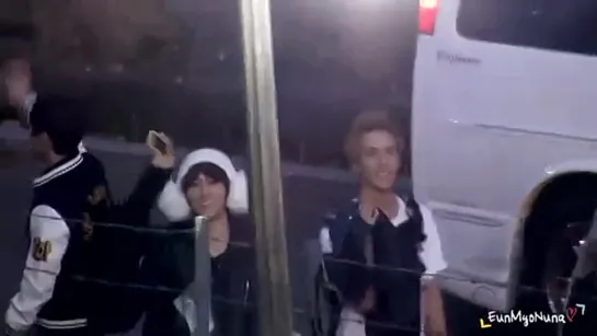 [FANCAM] 21.11.2010 HyunSeung & his fanboy @ SBS Inkygayo