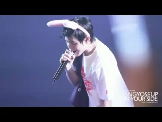 [FANCAM] 18/19.02.2011 YoSeob gives t-shirt to fan @ Welcome Back to BEAST Airline