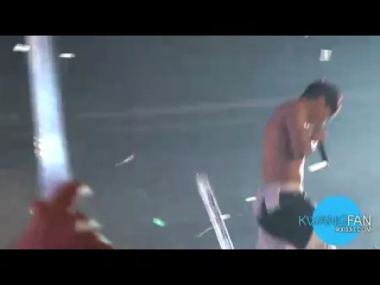 [FANCAM] 19.02.2011 KiKwang rips his t-shirt, part 2 @ Welcome Back to BEAST Airline