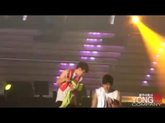 [FANCAM] 18/19.02.2011 Fan squirted water at JunHyung @ Welcome Back to BEAST Airline