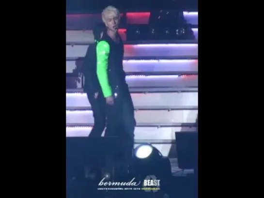 [FANCAM] 18.02.2011 DongWoon's flasing abs @ Welcome Back to BEAST Airline