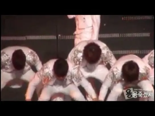 [FANCAM] 12.12.2010 JunHyung - Breath @ Welcome to B2ST Airline Concert